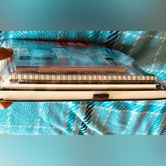 Curate & Colour, Sketch Set & Drawing Pads, 22 Pieces (unopened) - Picture 2 of 4